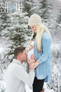 50+ Creative Winter Pregnancy Photoshoot Ideas & Best Tips For Maternity Photos