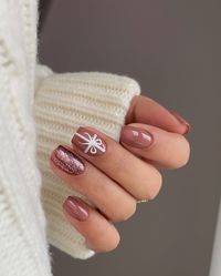 30 Short Christmas Nails for the Holiday Season