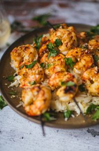 Brochettes de crevettes à la lime et à l’ail - Le Coup de Grâce