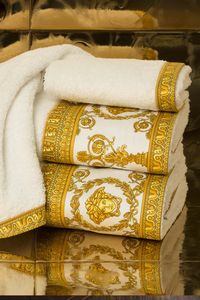 Transform your bathroom with this Barocco&Robe towel from Versace. In a chic gold and white colourway, it crafted from 100% cotton and is both wonderfully soft and highly absorbent. Intricately detailed and enhanced with the iconic Medusa head motif, it makes a bold statement in any family bathroom or en-suite.