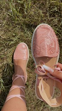 Pink Hand make huraches made in mexico. They are imprinted and lace ups. Sizes US 5-10 woman. Huaraches hecho a mano importados de mexico en tallas MX 2-7 #huaraches #huarache #pink #aesthetic #hechoenmexico #latinoheritagemonth #hispanicheritagemonth www.casamayorgalash.com