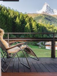 Grab yourself a coffee, draw back the curtains and relax with spectacular front-seat views of the Matterhorn.

Discover more about Altesee Penthouse via the link 👇

#luxurychalet #luxurytravel #zermatt #matterhorn #swissalps