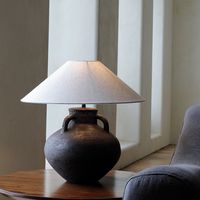 Questa lampada da tavolo dell'orecchio è fatta a mano per creare un artigianato unico e il vecchio corpo della lampada in ceramica è realizzato naturalmente.  Ha una forma unica e mostra il suo gusto distintivo nelle lampade e lanterne a forma semplice.  La trasmissione della luce rende la stanza morbida e la cornice dell'ossigeno è calda.     Dimensioni:  -Tre orecchie di grandi dimensioni: 30cm * 48cm (paralume 50cm)  -Tromba a tre orecchie: 24cm * 40cm (paralume 40cm)    Materiale del prodot