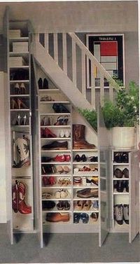 Aproveite espaços! Utilize áreas embaixo da escada para organizar sapatos ou outros objetos.