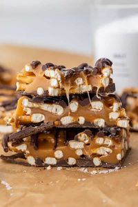 These salted caramel pretzel bark bites are the perfect no bake holoday sweet treat tha tyou can make ahead of time and serve on Christmas!