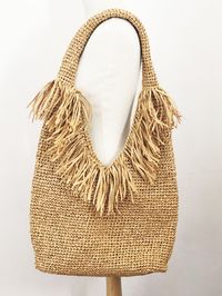 Sac cabas de plage en raphia de cellulose (raphia naturel) réalisé à la mainle sac à main idéal de l'été  pour la plage avec son grand volume.il est réalisé dans un raphia très léger , sac très solide, ne se déforme pas; même avec du poids.sac agrémentée d'un  grand pochon double lien pour enfermer vos affaires à l’abri des regards.fermeture du sac par bouton  pressionsac 100 % fait à la mainde légères variations peuvent êtres visibles dans la couleur et la taille, raphia naturel100% raphia de c