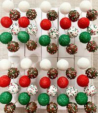 Vanilla and chocolate christmas cake pop designs #cakepops #christmasrecipes #christmastime #treats #treatmaker