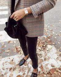 Streetstyle outfit with chic details and neutral colors. #womans #fashion #Chicoutfit #Winterstyle Get more outfit & style tips at www.HerFashionedLife.com