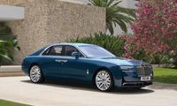 Rolls-Royce has revealed the updated version of the Ghost. The 2025 Rolls-Royce Ghost Series II is said to be the most advanced and driver-focused V12 model yet. In addition to an exterior makeover, the luxury limousine also gets a few changes inside. The Ghost facelift sports a refined Pantheon grille up front, which is now […] The post 2025 Rolls-Royce Ghost Series II revealed; most driver-focused V12 yet appeared first on The Supercar Blog.