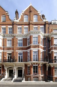 We loved working on this home in Central London.     #construction #property #builders #basementbuild #bespokebuild #london #architect #architecture #lookup #brickwork #brickie