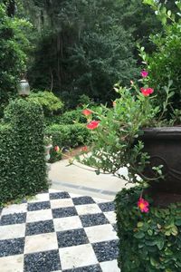 Checkerboard tile is a classic design choice that looks incredible both inside and outside. This post shows you ideas for incorporating this classic tile pattern in a patio garden and throughout your home! Sharing ideas for backyard garden, cottage garden, patio garden, checkerboard floors, checkerboard tile, garden design ideas, and more. 🌷🌿🏠