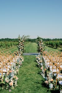 Planning & Design: Pearl Weddings Photography: Trenholm Photo #weddingceremony #vineyard #vineyardwedding #weddingplanning #ctwedding #weddingflowers #flowers #ceremony #weddingarch