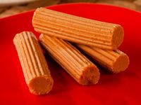 Uno de los dulces mexicanos que más nos gustan son los dulces de leche, no importa su presentación, siempre son deliciosos. Hoy te comparto esta receta ultra fácil y con poquitos ingredientes, como base 1 litro de leche y azúcar, prepara esta receta y comparte con tu familia, les encanta a chicos y grandes. Si te gustan las recetas de dulces mexicanos tradicionales, no te pierdas estas alegrías de amaranto.  Preparación: COLOCA en una olla la leche, el azúcar y el bicarbonato. CALIENTA a fuego l