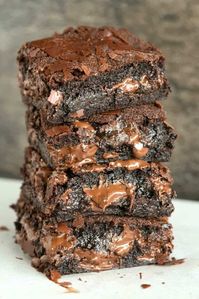 Greek Yogurt Brownies- These healthy brownies have no butter or oil, and uses yogurt instead! Yogurt brownies are gluten free and vegan, but you'd never tell- So gooey and fudgy and less than 100 calories!