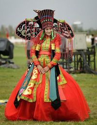 In a traditional Mongolian wedding ceremony, the bride and the groom each wear what’s known as a Deel. A Deel is a form of patterned clothing that’s been worn for centuries by Mongols and other nomadic tribes in Central Asia.