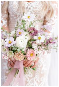 What is Natural Light, Bright & Airy Photography? By Sarah Surette #wildflowers #bouquet #weddingbouquet #brightandairy #lacedress