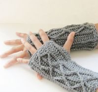 This finger less gloves free crochet pattern is a quick and easy make for any woman this winter. Using easy to follow directions and pictures the tutorial shows you how to make these simple and elegant gloves. #crochet, #crochetgloves, #crochetmitts, #crochetfingerlessgloves, #crochetwomensgloves