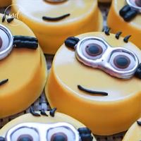 These Minion Oreos are to beautiful to eat :) Credit: Renee Conner Cake Design