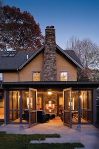 Nice screened in porch..