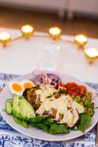 Kycklingsallad med avokado, ägg och senapsdressing – 56kilo.se – Recept, inspiration och livets goda