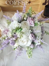 Buquê da noiva permanente, com flores artificiais muito semelhantes às naturais.    Noivinha Flor é um ateliê especializado em produtos permanentes para casamento em que acreditamos que cada buquê ou acessório de casamento feitos por nós é uma ferramenta que não apenas traz beleza mas inspira sonhos, enfeita memórias e traduz a personalidade de cada noiva, flor por flor...  Com acabamento minucioso conseguimos entregar às nossas clientes um toque muito semelhante às flores naturais. Trabalhamos