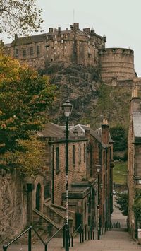 The view of Edinburgh castle from uo the hill. Light academia cosy travel desfinationc. Edinburgh has such a magical feel, definitely for lovers of Harry Potter.