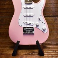 Highlights include a thin and lightweight body, an easy-to-play    C   -shaped neck profile, a trio of Squier single-coil pickups with 5-way switching ...