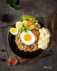 Gambar yang kamu lihat ini adalah foto nasi goreng dengan teknik flat lay supaya nampak semua obyek yang ada dalam tempat yang pipih.