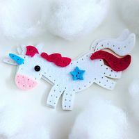 I love these easy to sew craft kits for kids.  this adorable  unicorn has pre punched holes for easy sewing. it's a fun and simple way for kids to create their very own felt toy.  do your children like arty activities like this?
#sewingkit #felttoys