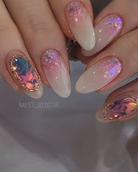 끌리에💅 nail artist 금별 | 💅 좋아하는 네일샵 원장님 손💓 스키점프형 바디라 감쪽같이 커버하고 디자인 들어갔어요😊 . . . 헤어의 모든 고민은 @hair_silverstar | Instagram