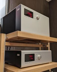 The stunning combination of the 525 preamplifier and 511 power amplifier from Soulution. The Swiss are known for their precision but this combination offers depth, naturality and a sound that engages you from the very first note! #hifi #soulution #highendaudio #audiophile #audiophiles #hifiporn #instahifi #amplifier #amp #london #souns #hifishop #swissmade