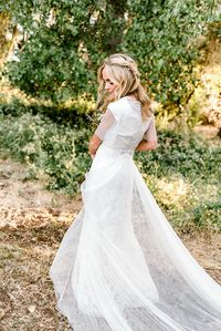 Golden Summer Bridal Photos, Photo by Beautifully Dunn Photography, Gown by Elizabeth Cooper, Bouquet by The Pear Blossom, Model Baylee Demars #utahvalleybride #utahwedding #summerwedding #bridalphotos #modestweddingdress #weddingphotography #Elizabethcooper