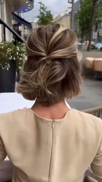 Entdecken Sie das Geheimnis: Haarstyling war noch nie einfacher mit der Fiona Franchimon № 1 Hairpin.✨ Schließen Sie sich den 97% der Frauen an, die von einem einfacheren Styling berichten, und den 8 von 10 Frauen, die eine Verringerung des Haarbruchs feststellen. Geliebt von über 100.000 Benutzern weltweit. Entdecken Sie noch heute die Magie des niederländischen Designs in 13 verschiedenen Farben!