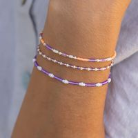 Armbandset Curacao ist perfekt für den Sommer! Die drei Perlenarmbänder bestehen aus lila, apricotfarbenen, cemeweißen und lightgoldfarbenen Glasperlen. Die Glasperlen stammen aus der renommierten japanischen Manufaktur Miyuki. Alle drei Armbänder lassen sich mit den Schiebeperlen aus recyceltem Gold in der Größe anpassen. Die Schiebeperlen und die Endkappen sind Goldfilled, einer sehr dicken Vergoldung aus recyceltem Gold. Die Perlenarmbänder sind so gefertigt, dass sie sich zwischen ca. 15cm u