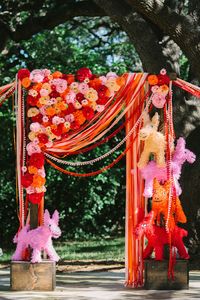 Swooning over this fiesta backdrop.