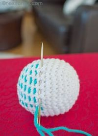 Crochet Baby Noise Maker Tutorial ✿⊱╮Teresa Restegui http://www.pinterest.com/teretegui/✿⊱╮