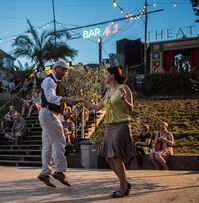 Wir tanzen in der Strandbar Mitte im #Monbijoupark direkt an der Spree #Strandbar #Tanz #Kultur #Berlin #openair #placetobeinberlin… | Instagram