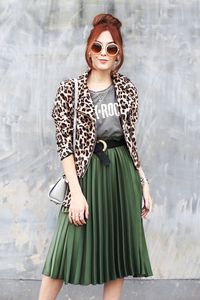 green midi pleated skirt + leopard jacket! autumn outfit.    1 saia - 3 looks: saia midi verde plissada da Renner + jaqueta de oncinha!