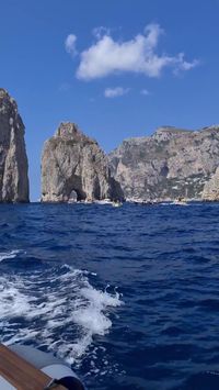 The Famous Faraglioni Capri Rocks in Water. Go to our website to know more and watch more videos! Top 5 Faraglioni Capri da dove vederli? Vai sul nostro sito per saperne di più e guardare altri video!