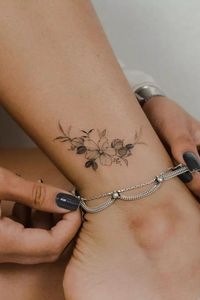 tatuagem-pequena-no-tornozelo em 2022 | Tatuagem pequena no tornozelo, Tatuagem piercing, Tatuagem chique