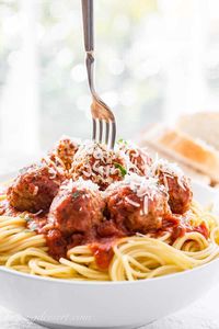 Everyone needs a great Italian Meatball Recipe! These Italian styled meatballs are juicy, tender and delicious, and freezable too! #meatballs #italianmeatballs #italianfood #makeaheadmeatballs #italianmeatballrecipe #dinner #makeaheaddinner #freezablemeatballs