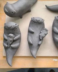 Charlotte Heurtier on Instagram: "Les loutres s'enchaînent mais ne se ressemblent pas. Un bon petit nombre de petites sculptures loutres sont en train de voir le jour à l'atelier. Je suis ravie de l'enthousiasme qu'elles suscitent car je prends un grand plaisir à les faire. Merci pour vos nombreux commentaires et messages. Malheureusement je ne prends pas de commandes car cela me stresse beaucoup trop et fais beaucoup de gestion en plus. Je me concentre donc sur la fabrication et espère vous l