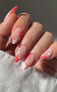 Looking for some flower nail designs? Check out this list of 35+ simple and cute flower nails! Perfect for gel, acrylic, and natural nails. From beautiful French tips to vibrant pink, white, blue, yellow, and green hues, these floral nail designs will add a touch of beauty to your fingertips. Plus: spring nails, summer nails.  (📷 simlynail IG)