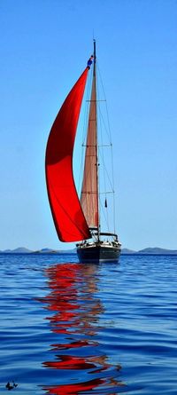 Regilla ⚜ Love the red sail with the blue of the sky and water!