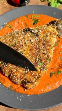 Crispy Eggplant Schnitzel with Tomato Sauce | Full recipe via 𝐋𝐢𝐧𝐤 𝐢𝐧 𝐦𝐲 𝐁𝐢𝐨 or at 𝐄𝐒𝐒𝐄𝐍𝐏𝐀𝐑𝐀𝐃𝐈𝐄𝐒.𝐂𝐎𝐌 #eggplantschnitzel #vegetarianschnitzel #crispyschnitzel #crispyeggplant #crispyaubergine #schnitzelvegetarisch #eggplantrecipes #healthyfood #healthyeating #healthyrecipes #eggplantlovers #aubergine #auberginerecipes #bakedrecipes #vegetarianrecipes #vegetarianfood #vegetarianeats #auberginerezept #essen_paradies