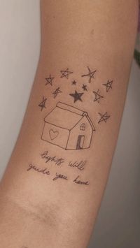 Tatuagem de casinha com estrelinhas e frase do coldplay