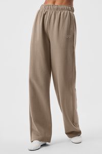 Okay, so we’re pretty much obsessed with this new, straight-leg version of the Accolade Sweatpant — it’s a super soft, leveled-up classic with a chrome Alo logo detail and powerful, performance tech for studio & street. Wear it in cold weather with a bold jacket and transition to warmer weather with slides. Find your fit and see all the ways to style it. EXPLORE ACCOLADE.