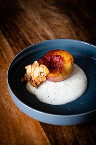 Gebratener Pfirsich mit Honigcreme, Mandelkrokant und Rosmarinstaub. Ein wunderbares Dessert für den Frühherbst.