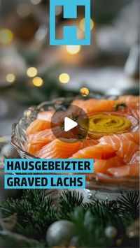 HENSSLERS SCHNELLE NUMMER on Instagram: "HAUSGEBEIZTER GRAVED LACHS

🧂ZUTATEN (Für 4 Pers.)
• 500 g Lachsfilet (mit Haut)
• 1 1/2 Bund Dill
• 1 unbehandelte Zitrone
• 1 unbehandelte Orange
• 1/8 Knolle (40 g) Fenchel
• 1 1/2 EL Zucker
• 2 EL Salz
• 1/2 TL HENSSLERS Pfeffermix
• 4 EL mittelscharfer Senf
• 2 EL grober Senf
• 4 EL flüssiger Honig
• 2 EL Weißweinessig
• 6 EL Rapsöl
• HENSSLERS Gewürzsalz

🍽 ZUBEREITUNG

1️⃣ Lachs mit der Hautseite nach unten mittig auf ein dreimal so langes Stück Frischhaltefolie legen. Lachs auf der Folie in eine kleine Auflaufform setzen.

2️⃣ 1/2 Bund Dill grob schneiden. Von Zitrone und Orange je drei Streifen Schale mit einem Sparschäler dünn abschälen. Fenchel mit Strunk sowie Zitronen- und Orangenschalenstreifen fein hacken. Mit Zucker, Salz, Pfeff