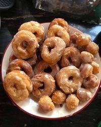 Ingredients: For the donuts: 2 cups almond flour 1/4 cup coconut flour 1/3 cup erythritol or other keto-friendly sweetener 1 tsp baking powder 1/4 tsp salt 1/4 cup unsalted butter, melted 4 large eggs 1/4 cup unsweetened almond milk 1 tsp vanilla extract For the…